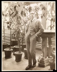 William Faversham in zijn serre, ca. 1914